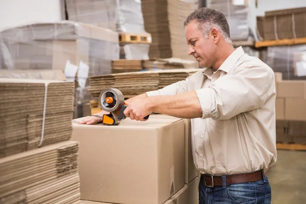 Warehouse worker preparing a shipment — Stock Photo, Image