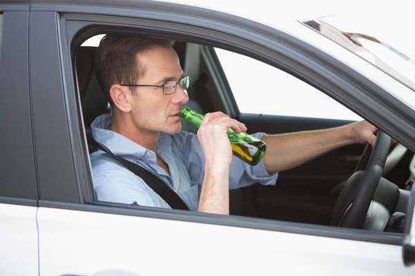 Ο άνθρωπος που πίνει μπύρα κατά την οδήγηση — Φωτογραφία Αρχείου