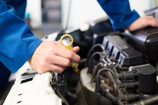 Mechanic testing oil in car — Stock Photo, Image