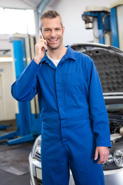 Meccanico sorridente al telefono — Foto Stock