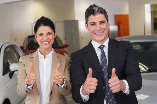 Equipo de negocios dando pulgares hacia arriba — Foto de Stock