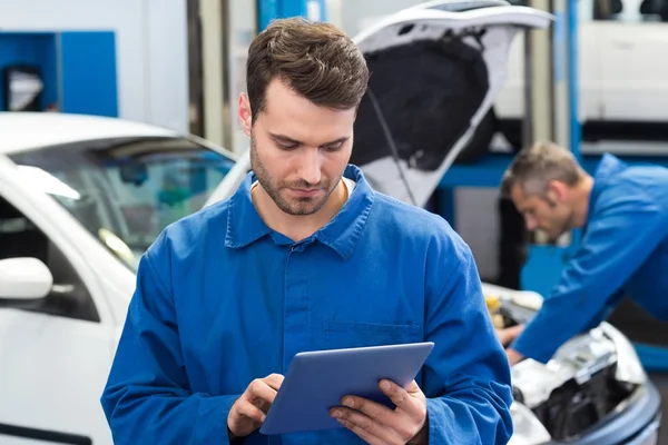 Usmívající se mechanik pomocí počítače tablet pc — Stock fotografie