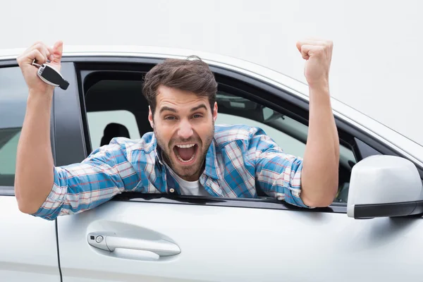 Joven hombre sonriendo y animando — Foto de Stock