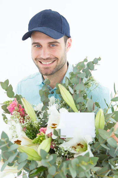 Homem de entrega feliz com buquê — Fotografia de Stock