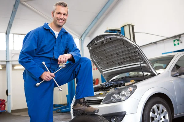 Smiling mechanic looking at camera Royalty Free Stock Photos