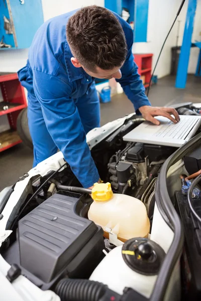 Mechanic using laptop on car — Stock Photo, Image