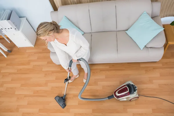 Mujer desinteresada limpiando su sala de estar —  Fotos de Stock