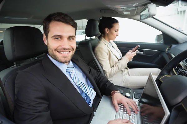 Team di giovani imprese che lavorano insieme — Foto Stock