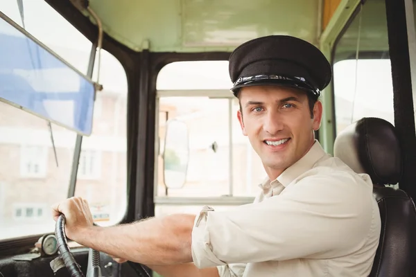 Gülümseyen sürücü okul otobüs sürüş — Stok fotoğraf