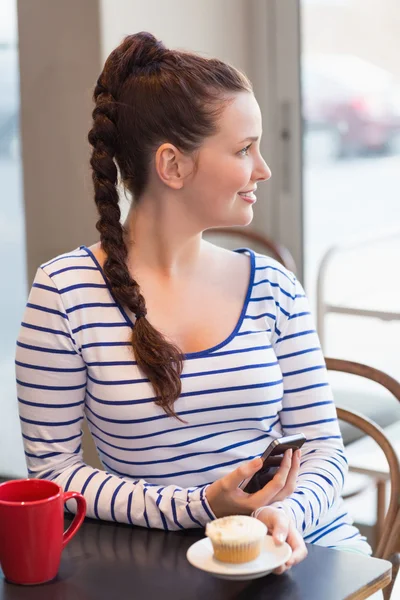 Junge Frau mit einem Cupcake — Stockfoto