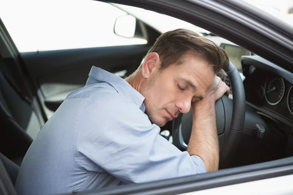 Drunk man slumped on steering wheel — Stock Photo, Image