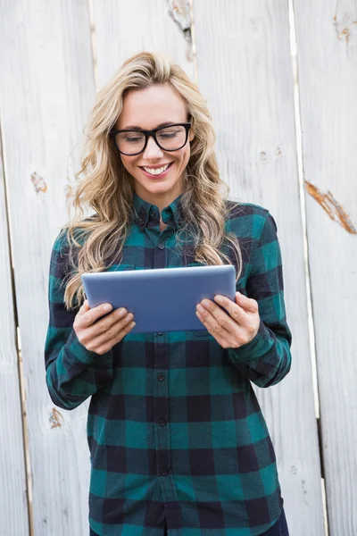 Blondýnka s brýlemi pomocí počítače tablet pc — Stock fotografie