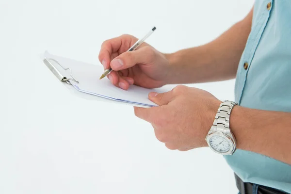 Entrega hombre escribiendo en portapapeles — Foto de Stock