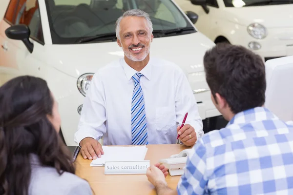 Vendedor hablando con sus clientes — Foto de Stock