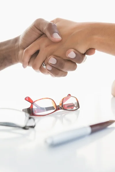 Stretta di mano per concludere un affare — Foto Stock