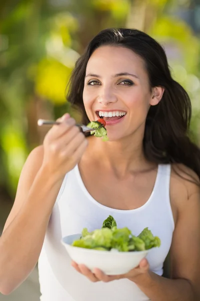 Söt brunett äta skål med sallad — Stockfoto