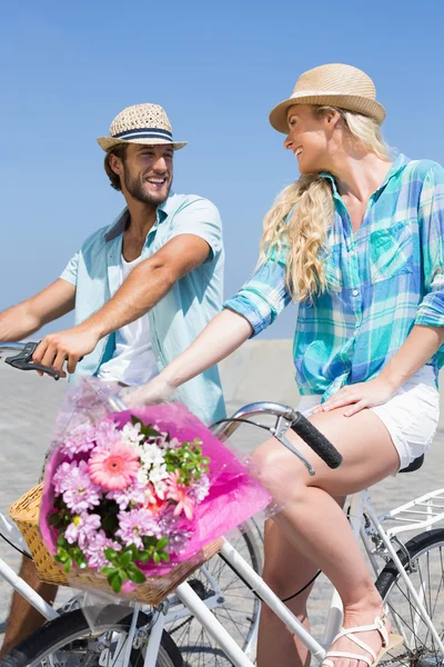 可爱的夫妇骑自行车 — 图库照片