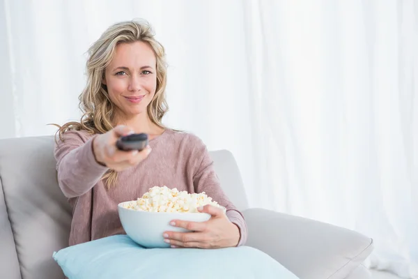 Bionda cambiando canale tv — Foto Stock