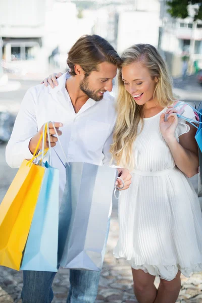Coppia guardando acquisti di shopping — Foto Stock