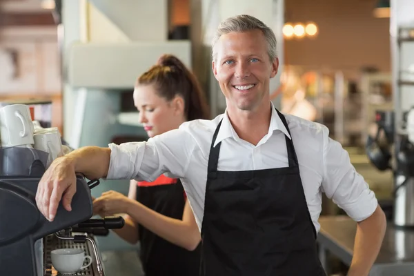 Barista ler mot kameran — Stockfoto