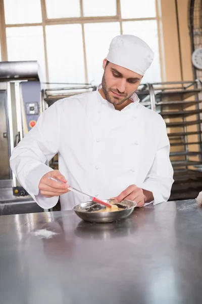 Bäcker bereitet ein Gebäck zu — Stockfoto