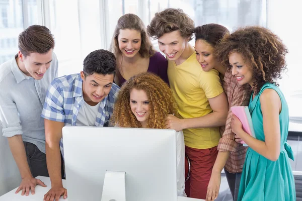 Studenter arbetar i datasal — Stockfoto