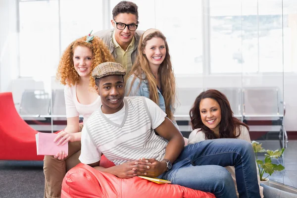 Estudiantes de moda sonriendo a la cámara juntos — Foto de Stock