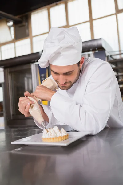 Baker förbereder handgjorda tårta — Stockfoto