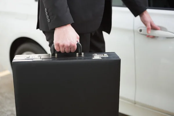 Κοντινό πλάνο του επιχειρηματία κρατώντας ένα αυτοκίνητο πόρτα λαβές — Φωτογραφία Αρχείου