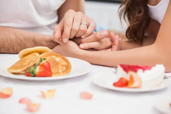 Pár s romantickou snídani — Stock fotografie