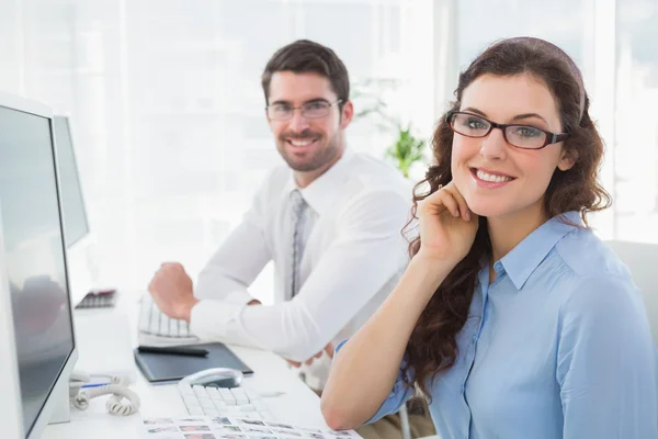 Collaboratori aziendali sorridenti seduti — Foto Stock