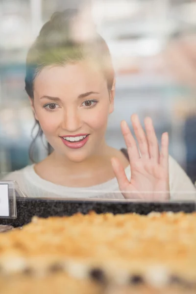 Pretty brunette looking at pastrys — Stock Photo, Image