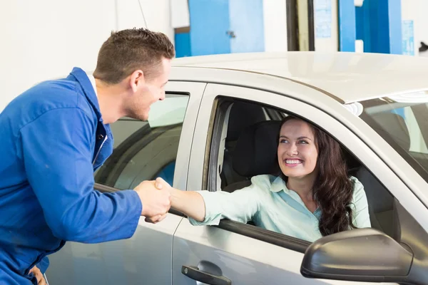 Customer shaking hands with mechanic — Stock Photo, Image