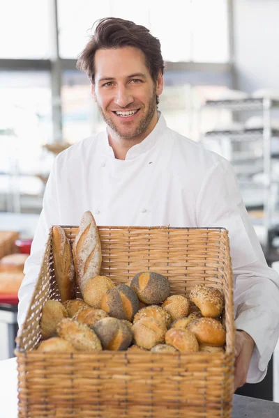 Baker mostrando cesta de pão — Fotografia de Stock