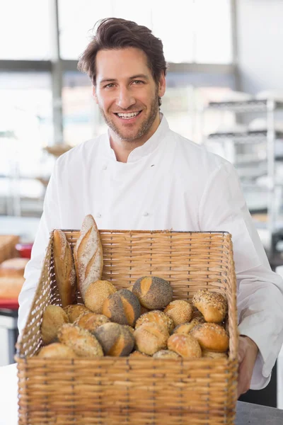 Panettiere mostrando cesto di pane — Foto Stock