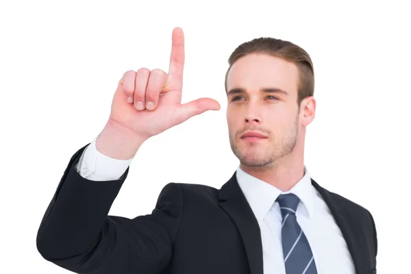 Uppmärksamt affärsman i kostym pekar uppåt — Stockfoto