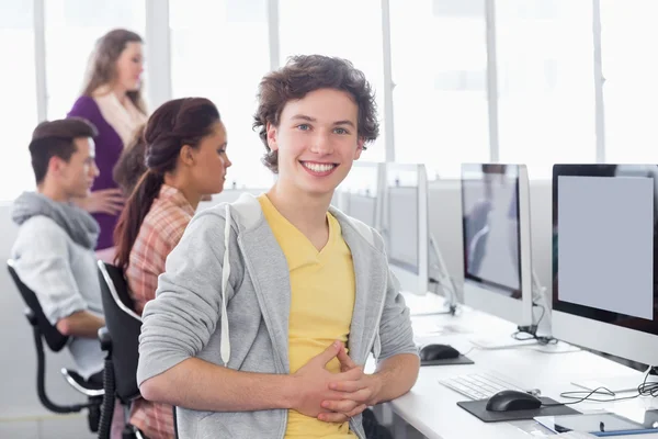 Étudiant souriant à la caméra en classe d'informatique — Photo