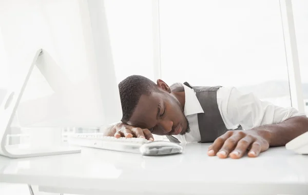 Müder Geschäftsmann schläft auf Tastatur — Stockfoto