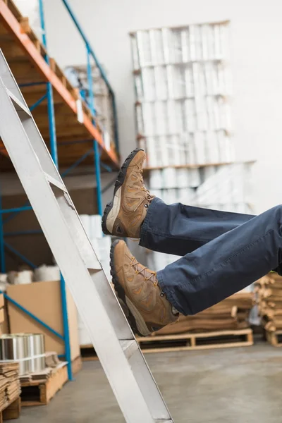 Werknemer eraf vallen ladder in magazijn — Stockfoto