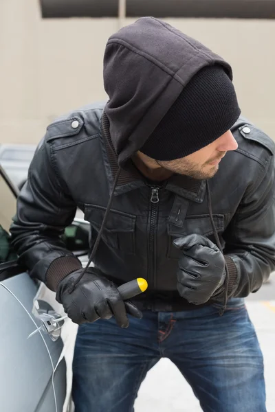 Thief breaking into car with screwdriver — Stock Photo, Image