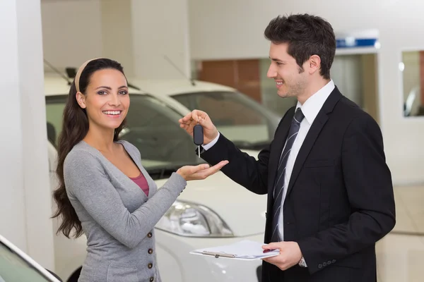 Homme d'affaires donnant la clé de voiture au client — Photo