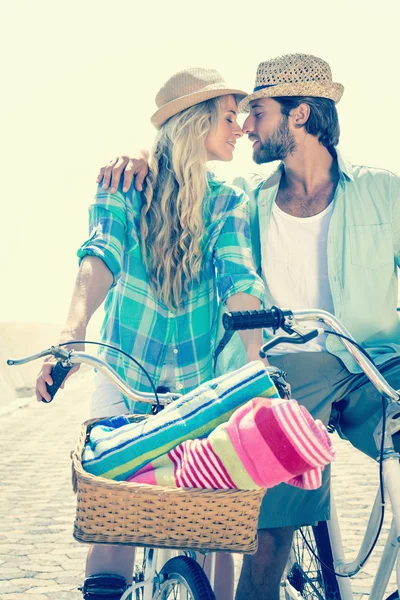 Linda pareja en un paseo en bicicleta — Foto de Stock