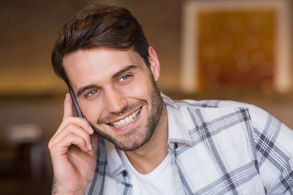 Junger Mann am Telefon — Stockfoto