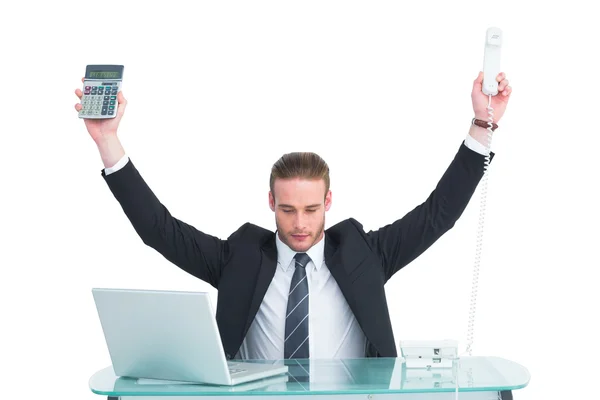 Geschäftsmann jubelt mit Taschenrechner und Telefon — Stockfoto