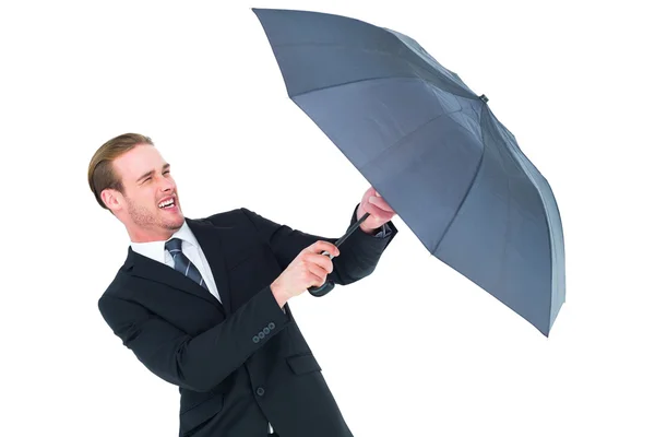 Empresário segurando guarda-chuva para se proteger — Fotografia de Stock