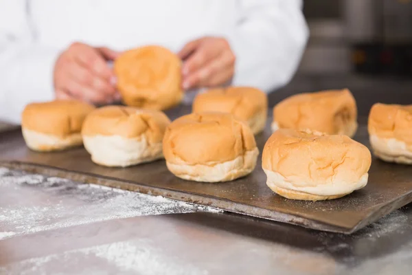 Bandeja com pão na padaria — Fotografia de Stock