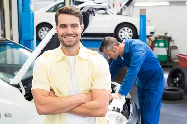 Cliente sonriendo a la cámara — Foto de Stock