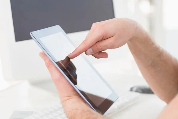 Hand van zakenman met behulp van Tablet PC — Stockfoto