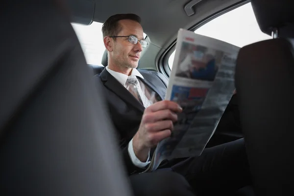 Homme d'affaires concentré lisant le journal — Photo