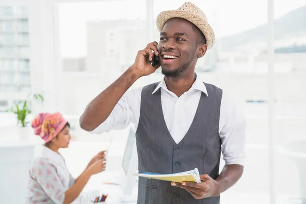 Empresario llamando y sosteniendo el cuaderno — Foto de Stock